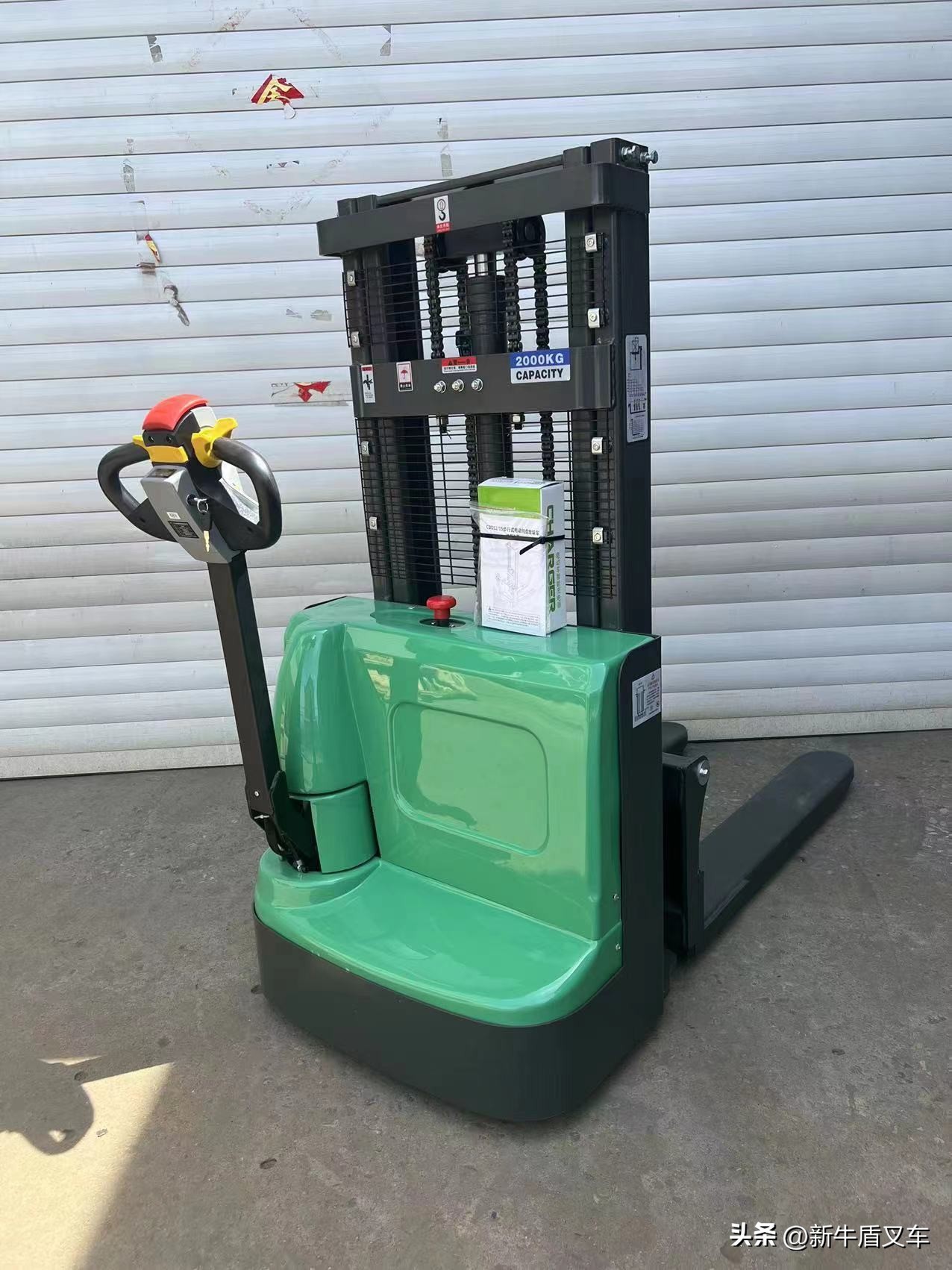 叉车多路阀操作杆漏油,叉车多路阀漏油有什么症状