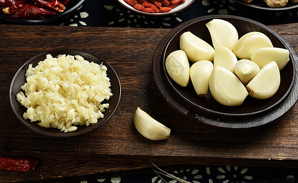 炸酱肉丝面条怎么做最好吃,芹菜炒肉炸酱面的做法