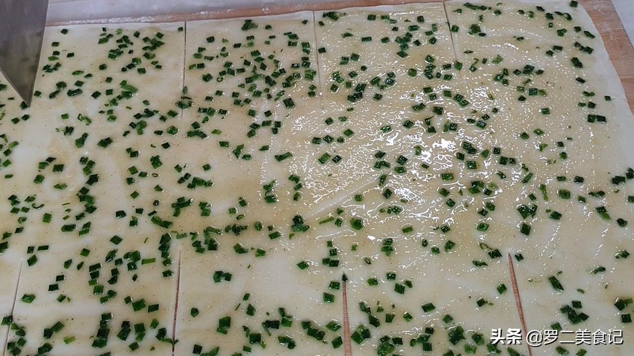 葱油千层饼的最佳做法,葱油千层饼怎么做酥脆松软有层次