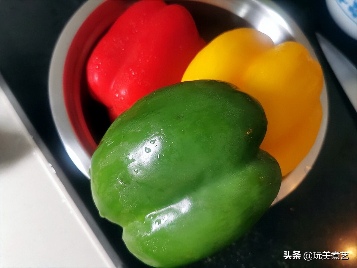 茄子这样做出来口感味道都很棒 (下饭软糯茄子)