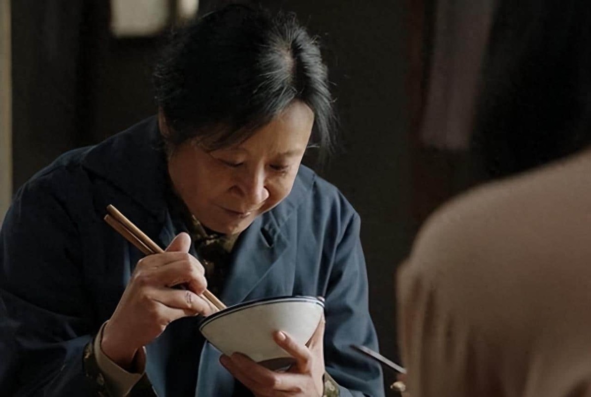 二位白发苍苍老人携手同行,两位单身老人互相养老