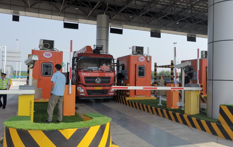 司机拉绿通过收费站后续,货车拉西瓜过绿通