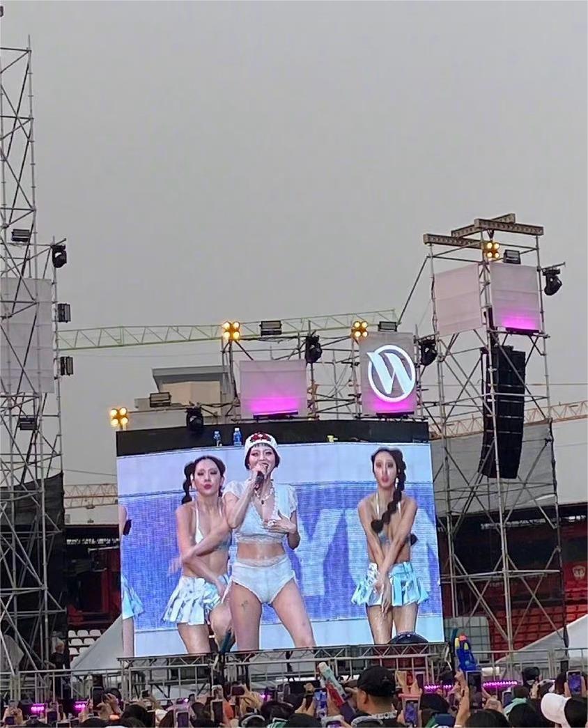 泫雅泰国泼水节舞台上的野马,泫雅在泰国泼水节