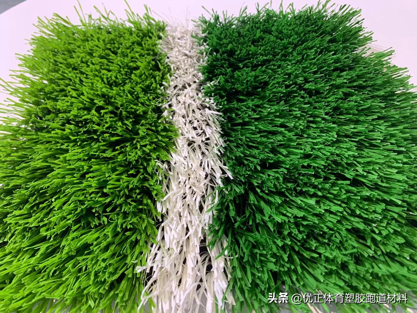 足球场假草坪施工多少钱一平方,假草坪足球场每平方价格多少钱