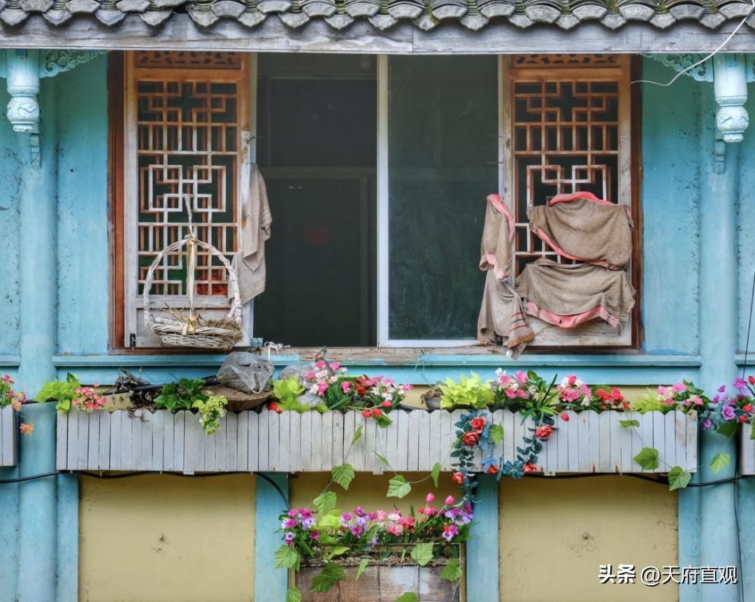 夹缝中生存的人物图片,邛崃市大同古镇