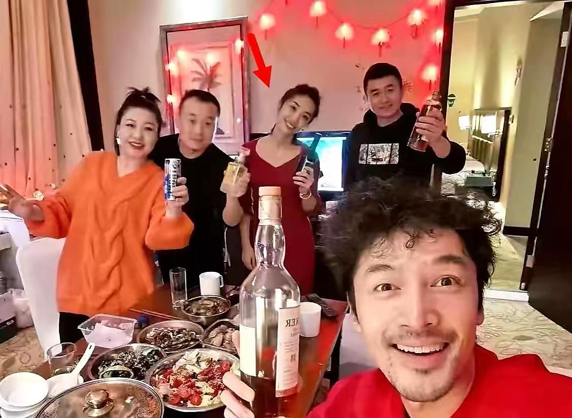 张歆艺袁弘揉肩,袁弘张歆艺晒腹肌照