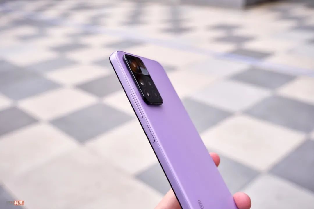 「方」与「圆」之间反复横跳的iPhone，把安卓手机给带偏了