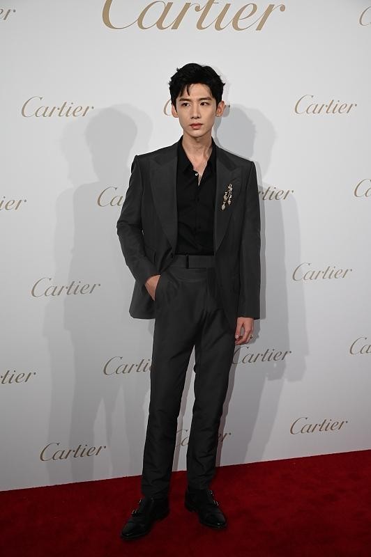 白敬亭美式复古穿搭,白敬亭黑色西服套装内搭黑打底