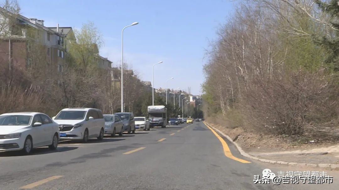 男子捡到太岁天天喝水,记者在河边采访村民捡到太岁