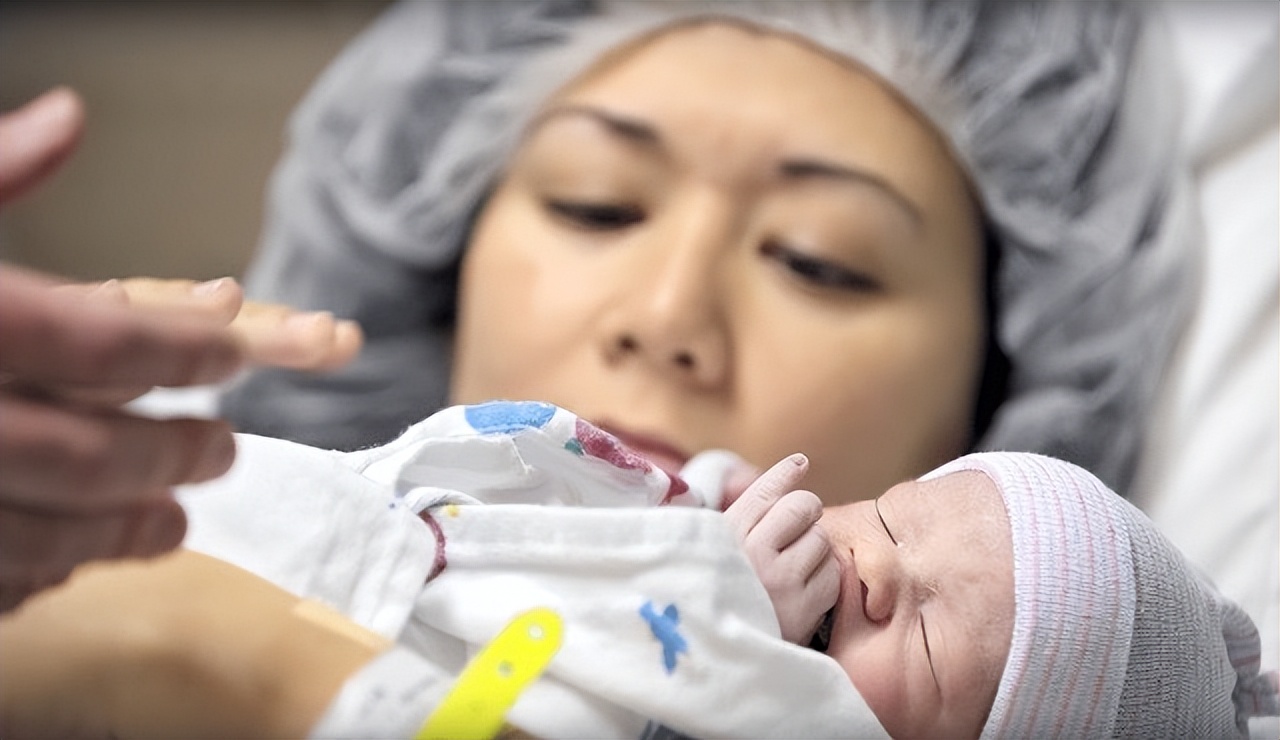 美国产妇水下分娩生下双胞胎,美国孕妇水下分娩双胞胎完整版