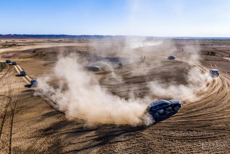 奥迪q8顶配最新款2023多少钱,奥迪rsq8顶配2023款冰雪运动