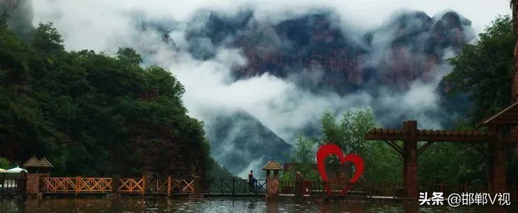 人间仙境七步沟,雨后天边云雾缭绕宛如人间仙境