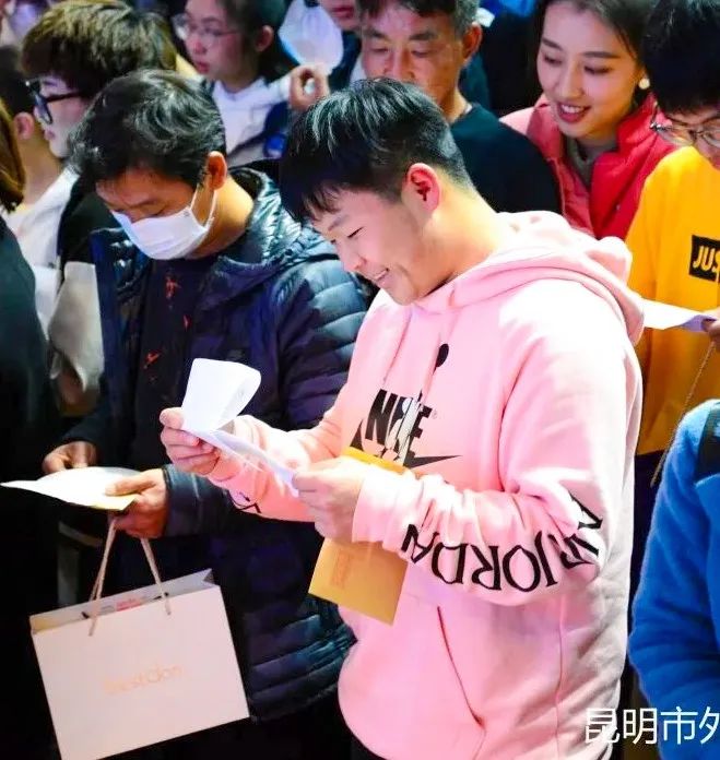 开学季校园展示打卡,开学啦冰墩墩小学生积极向上图片