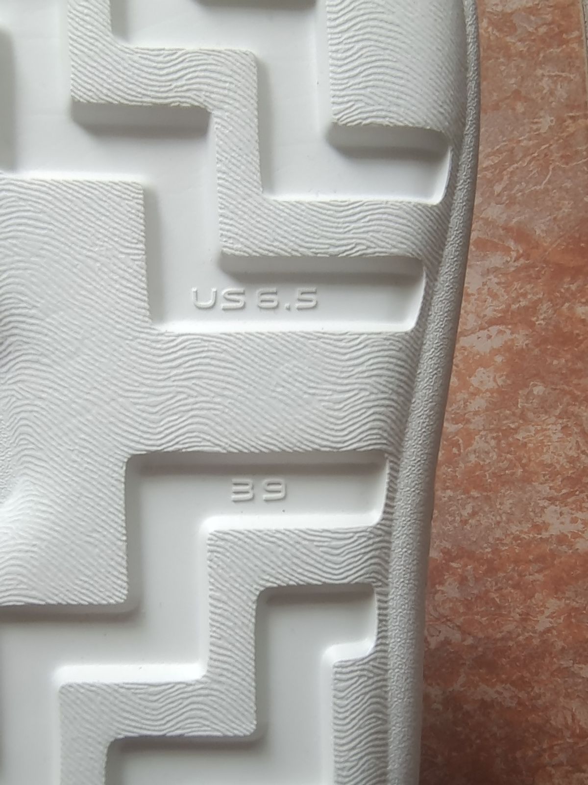 中国风的凉拖,带标志的特步凉拖