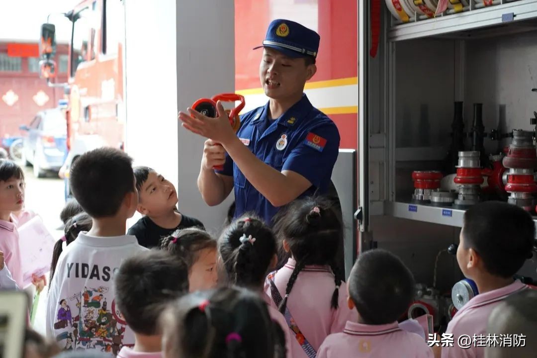 消防站开放日活动迎萌娃亲子团,童行消防站