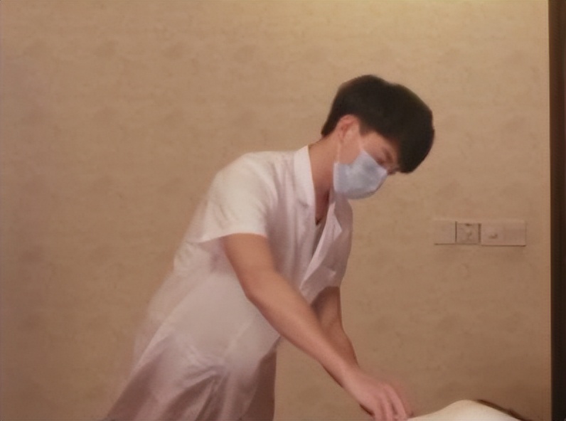 做催乳师一个月挣多少钱,90后小伙做催乳师