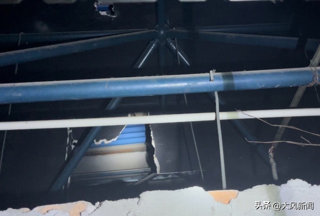 顶层总漏雨被投诉，维修发现楼顶疑为彩钢瓦木板搭建，还有房产证？有关部门回应：能否办房产证要看审批手续