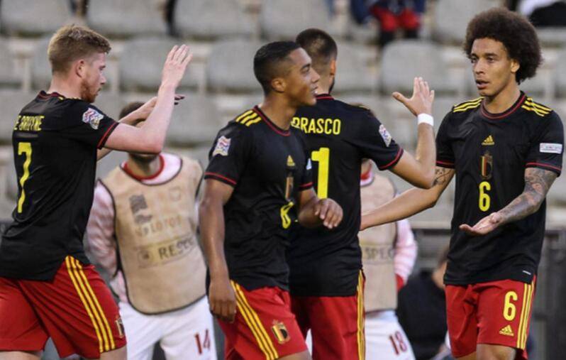 阿根廷2比0波兰梅西集锦,世界杯梅西对波兰