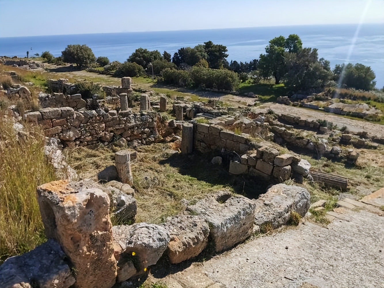 突尼斯历史遗产和建筑，反映了突尼斯怎样的文化背景？