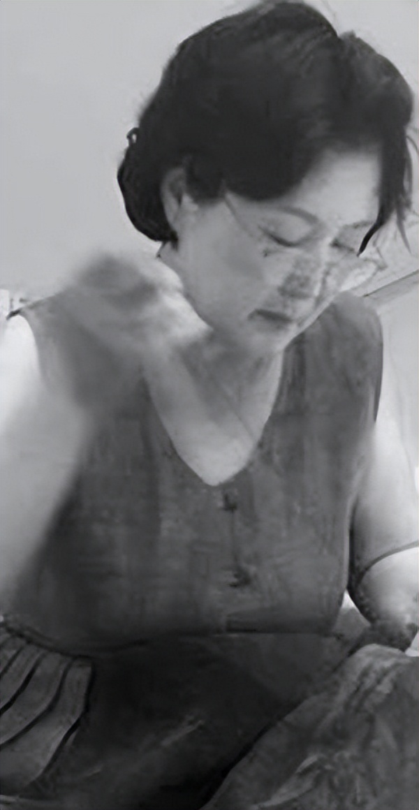 文在寅夫人奢侈品,韩国文在寅夫人42套大衣图片