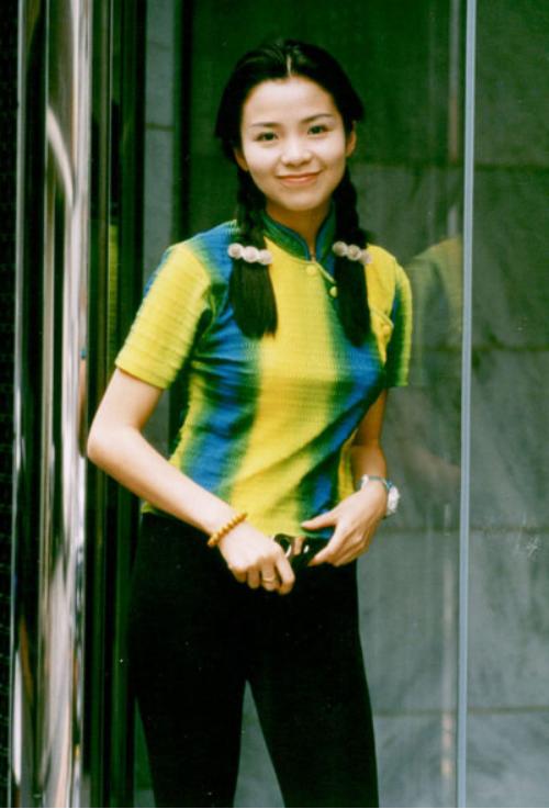 朱迅一家三口照顾瘫痪公公,朱迅和丈夫吃饭