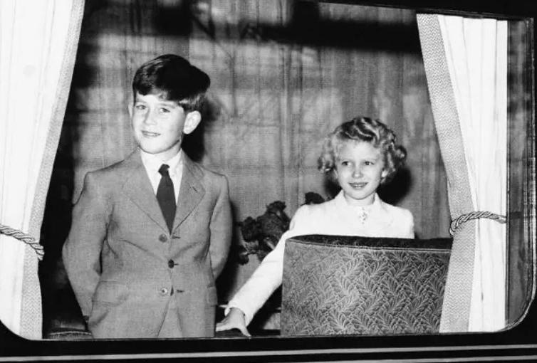 查尔斯最信任的人是安妮公主,安妮公主骑马陪同查尔斯加冕