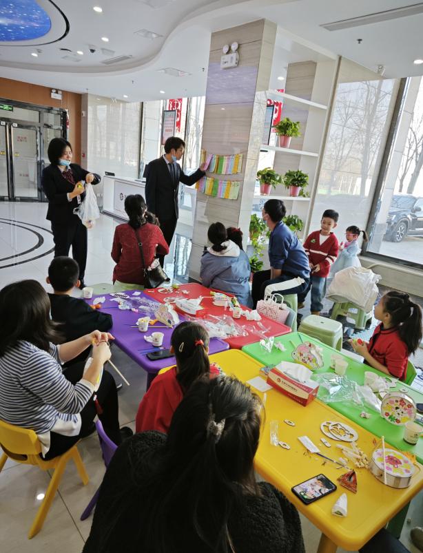 天津宁河村镇银行：欢欢喜喜闹元宵DIY花灯添童趣