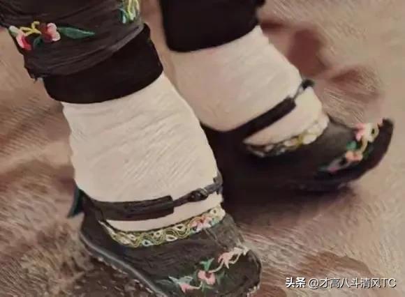 网店售三寸金莲缠足袜299一双,网售三寸金莲缠足袜引发舆论批评