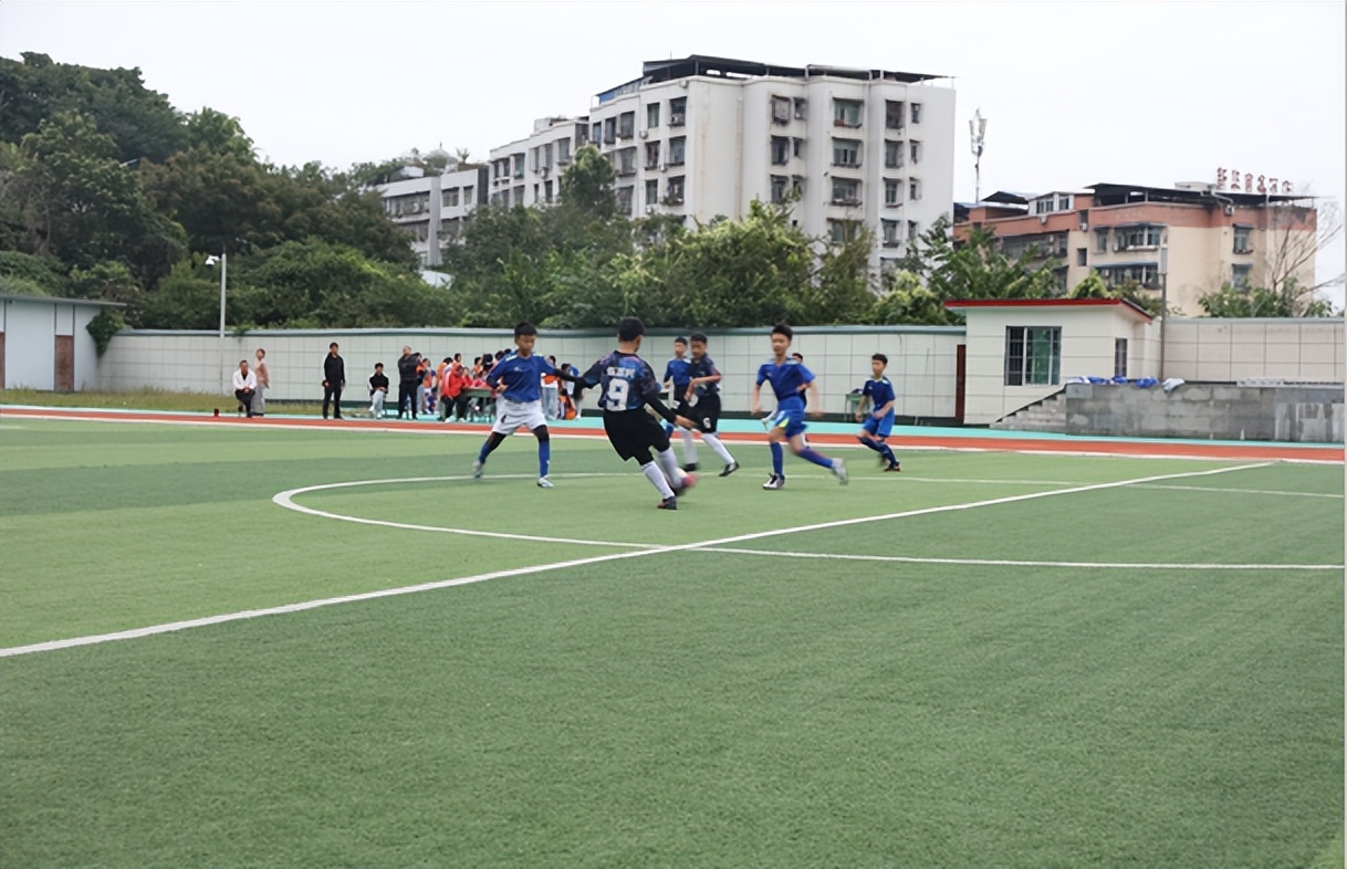 绿茵场的交流,校园足球嘉年华切磋球技促进交流