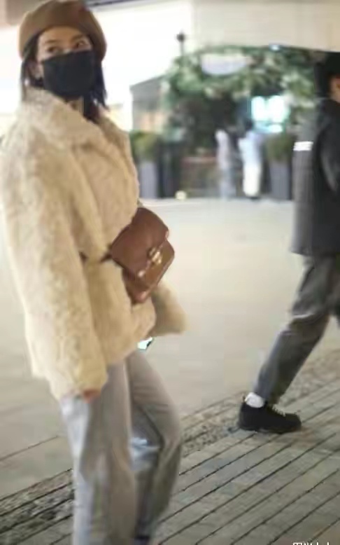 高圆圆身穿大衣脚踩长靴现身机场,高圆圆戴帽子造型黑色大衣街拍