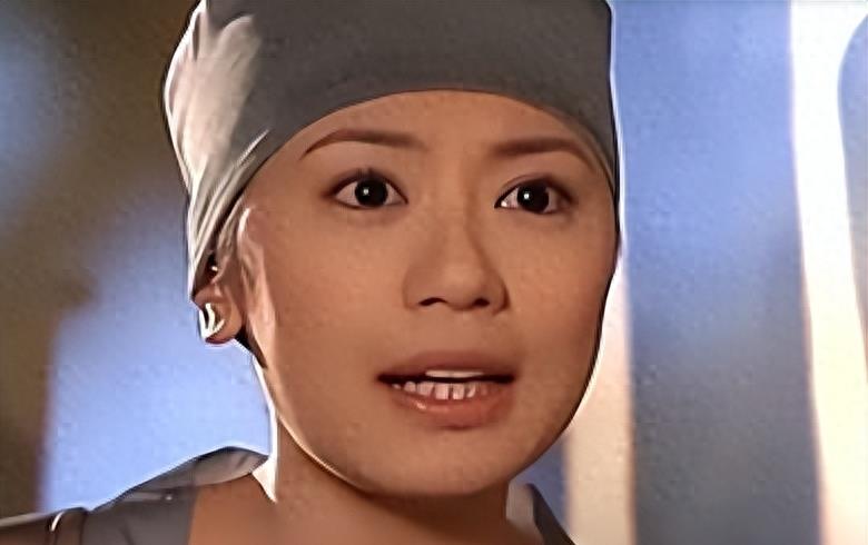 牛角胸罩，诱惑式舔刀尖，这些颠覆三观的镜头，看完让人一言难尽