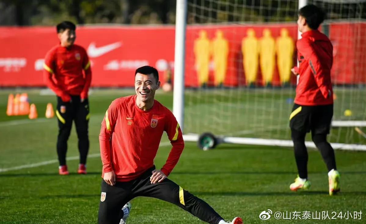 中国国家足球队训练图,利马晒在国家队训练照