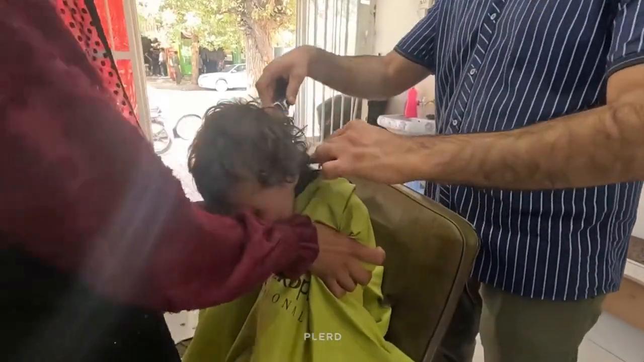 伊朗米娜带孩子进城买冬季衣服,伊朗米娜带孩子最后结局