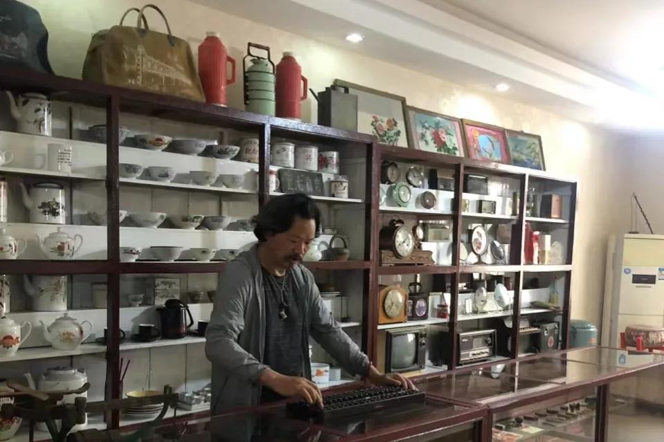 他不仅仅是古琴大师,他还是画家、篆刻家、书法家,二