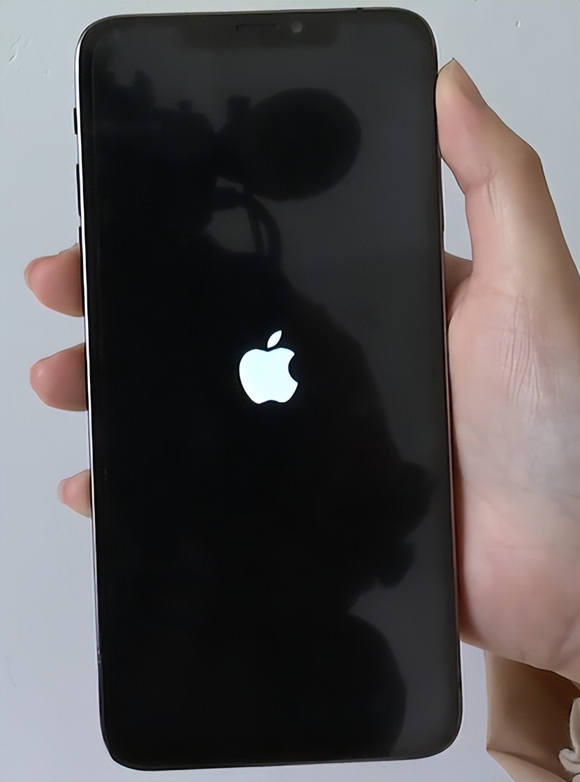 网购坑真多，男子买苹果手机买到“机器人”