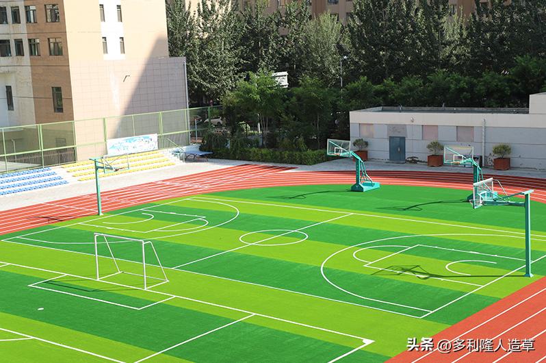 打篮球踢学校场子,打篮球踢馆体校