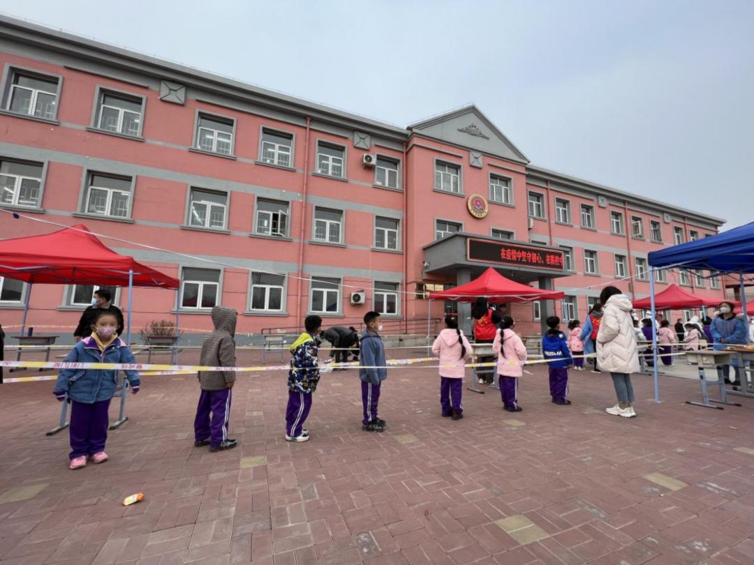 高效有序街道开展全员核酸检测,井然有序的核酸检测现场