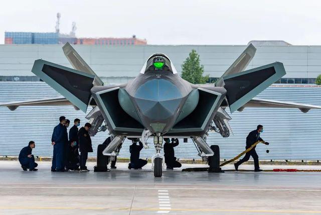 歼20与f22f35的五代机空战怎么打,歼20和f22是否能被预警机发现