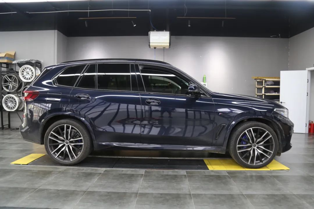 宝马x5拆刹车盘视频,宝马x5红色卡钳和蓝色卡钳的区别