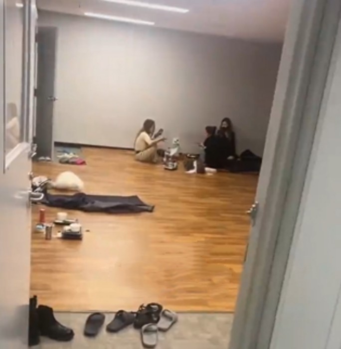 限制中国入境者韩国最狠：头挂黄牌关小黑屋网友呼吁坚决不去