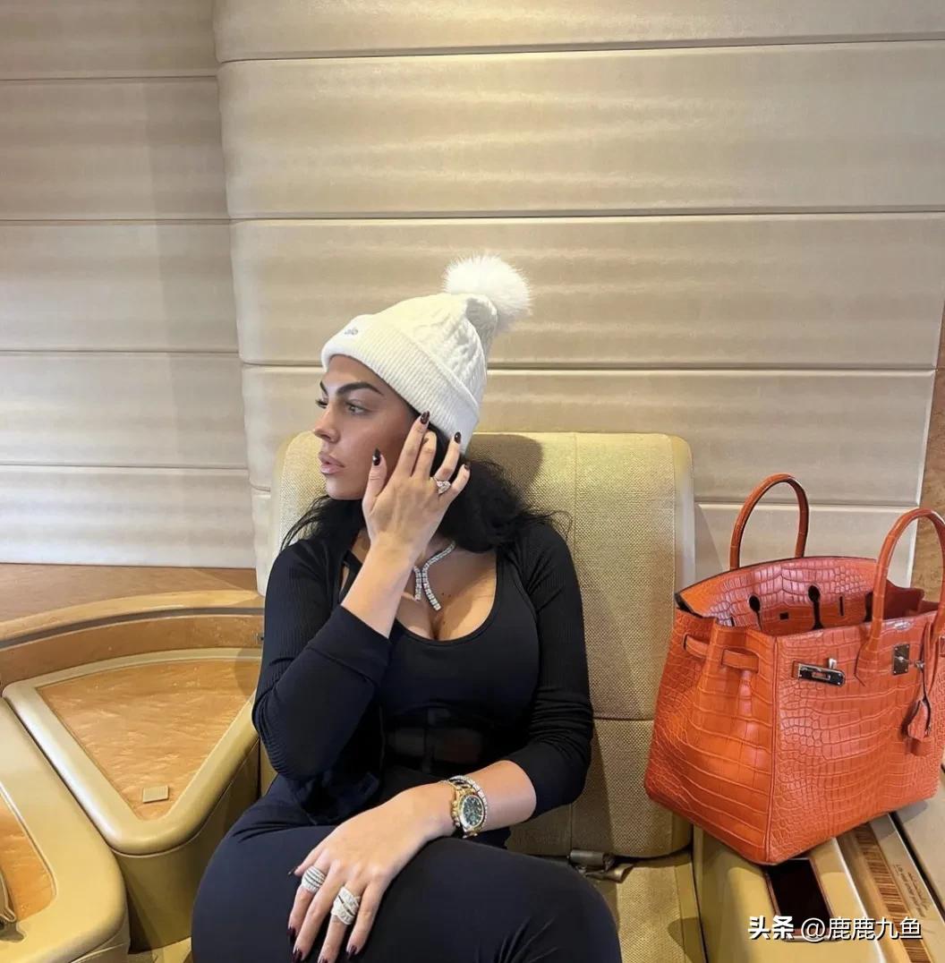 乔治娜发c罗王冠照,乔治娜看c罗比赛一身行头