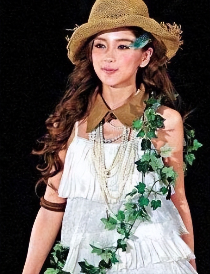 黄晓明当众摸女性屁股，Angelababy不闻不问，最终走向离婚