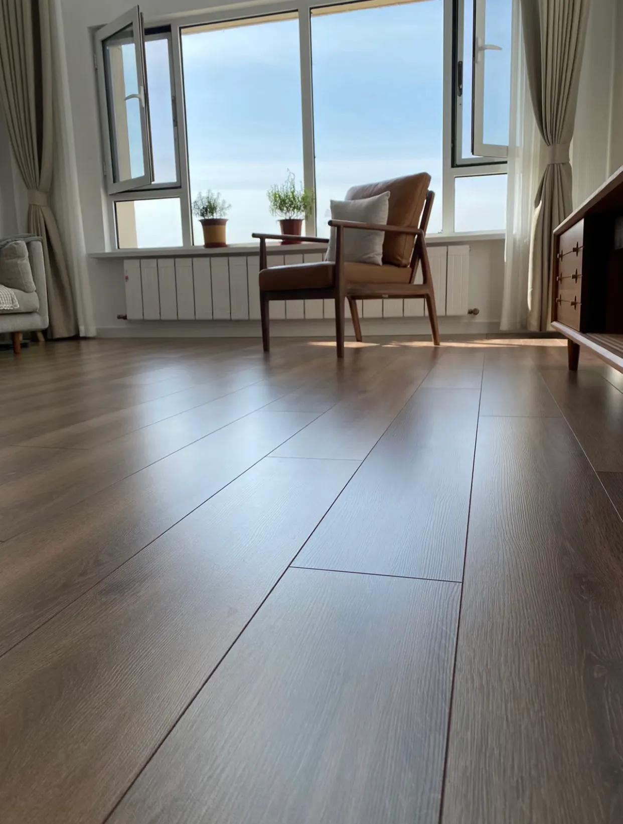 家里地板被换成地板砖,把木地板换成地砖后悔了