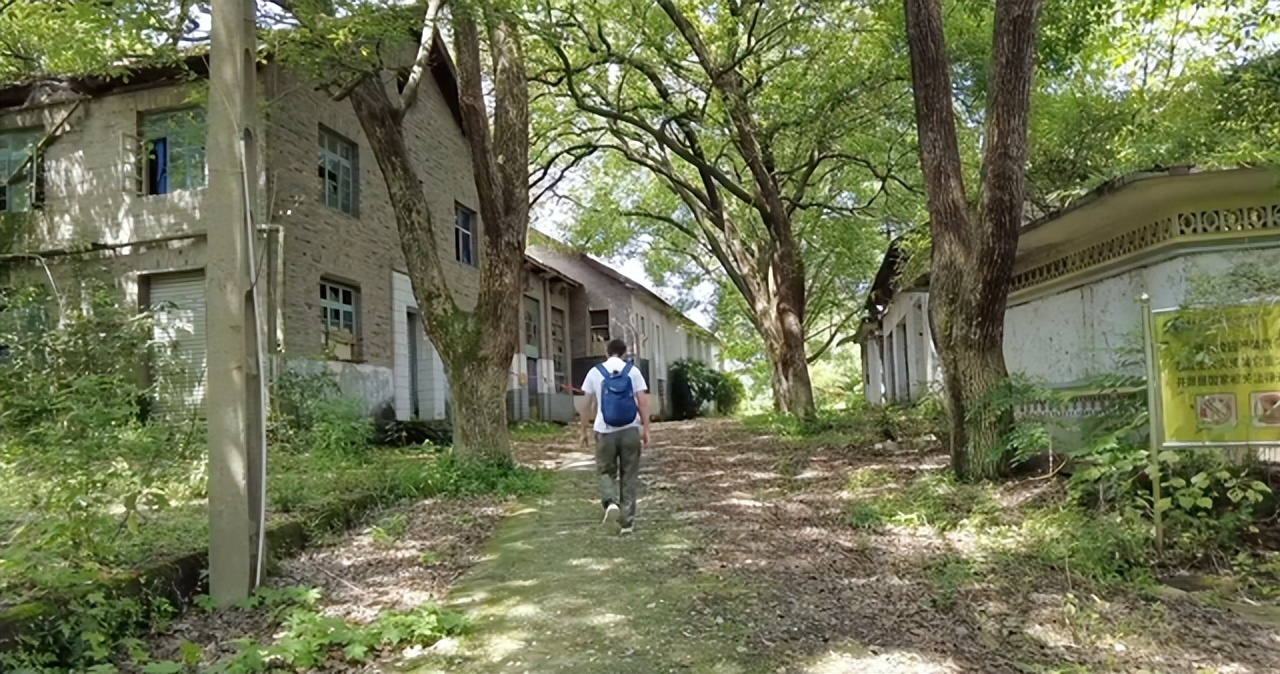 北碚这所中专校园荒废了13年还保留完好；30多年前比大学还吃香