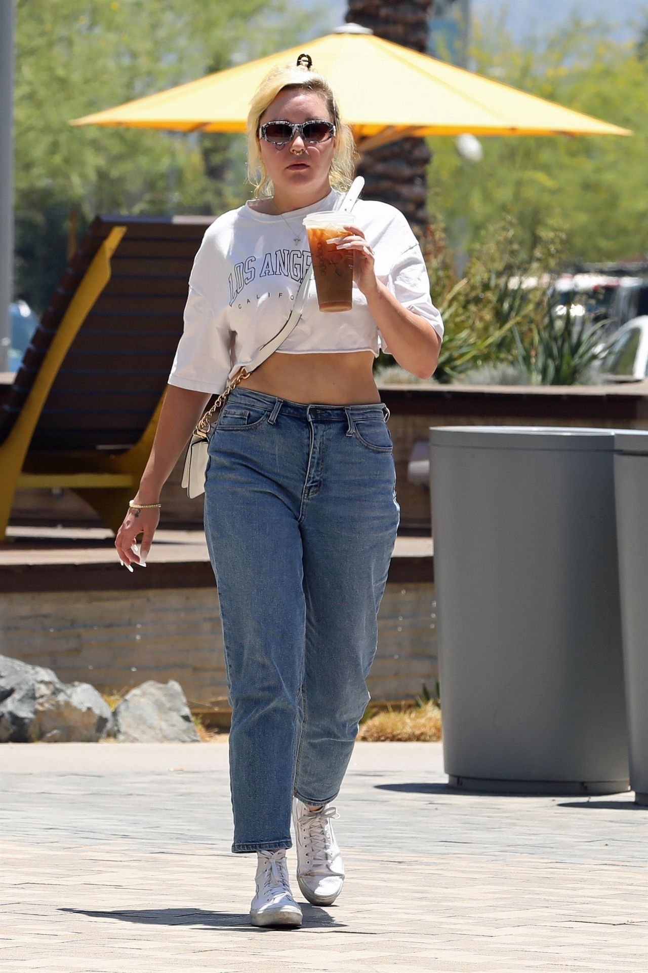 欧美明星街拍时尚潮流,2023年欧美明星时尚街拍