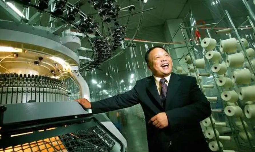 花1亿给员工包车,20年没人离职!他跟996对着干,却年入226亿