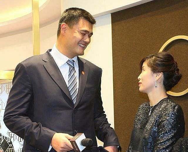 姚明和老婆叶莉成全场焦点,姚明妻子叶莉的简历