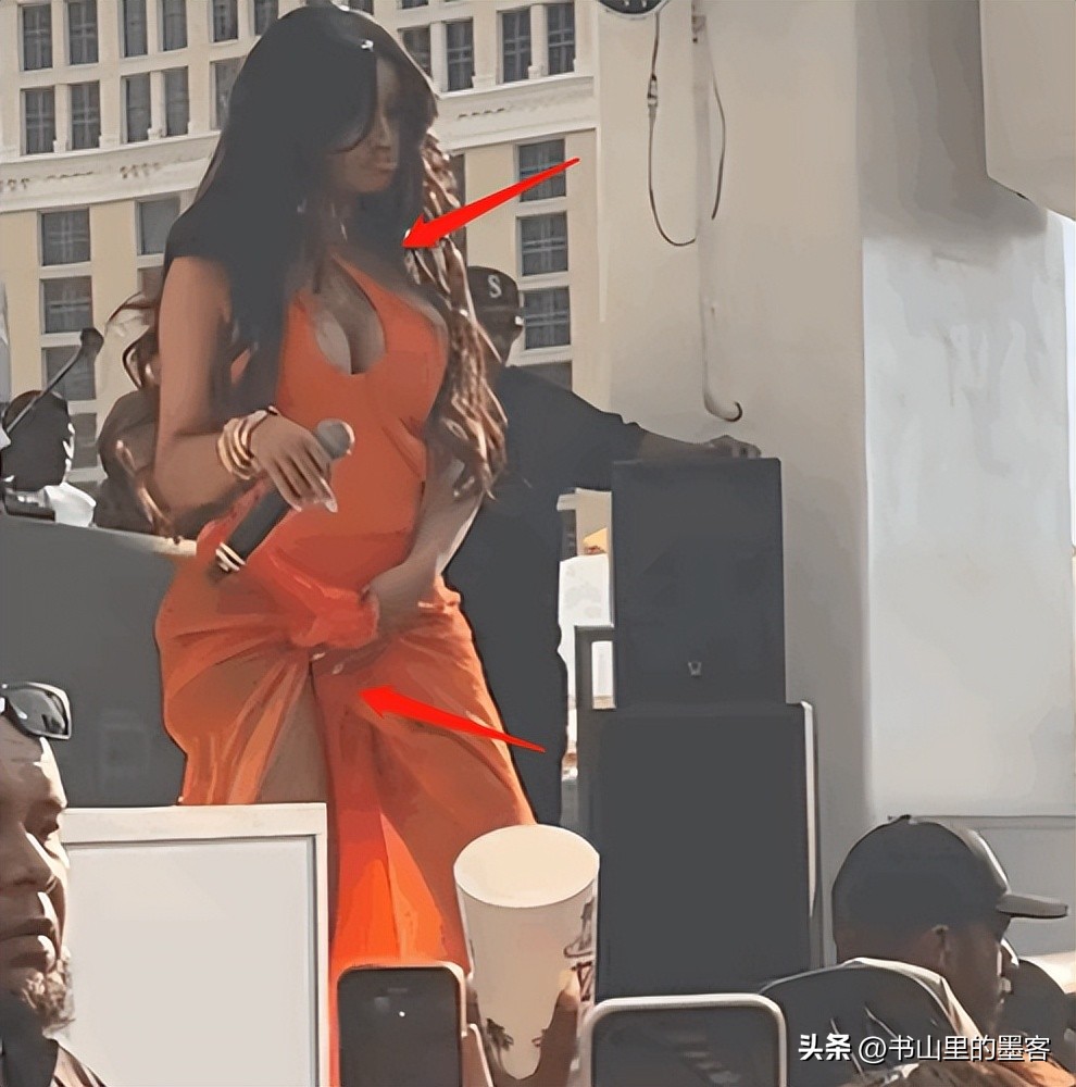 女明星到底有什么样的穿衣法,女明星穿的服饰起争议