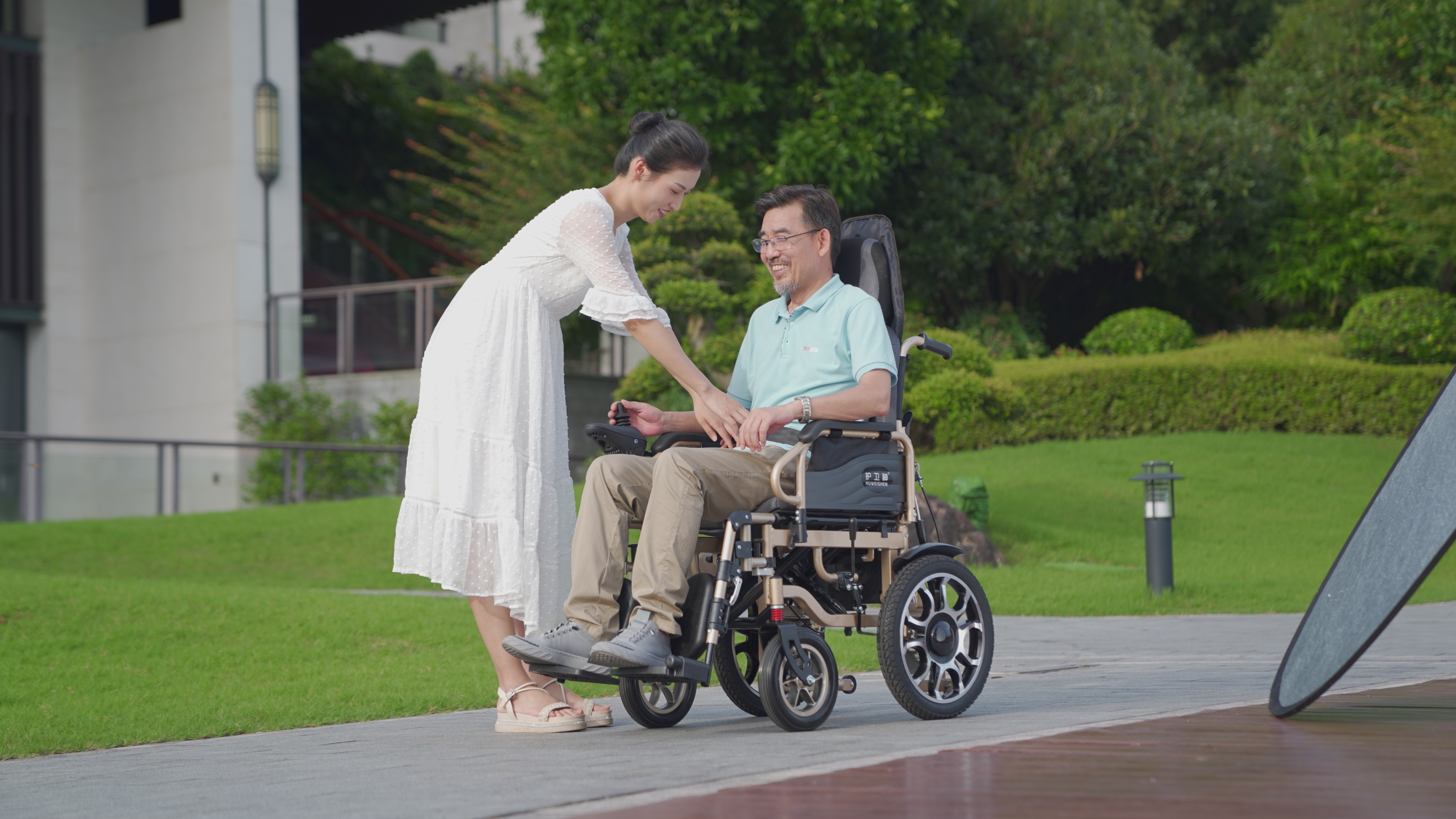 高龄老人买电动轮椅还是手动轮椅,80岁以上老人轮椅电动安全吗