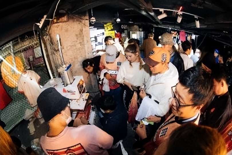 adidas鍚堜綔涓婃捣,adidas瓒崇悆娲诲姩